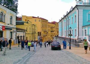 На Андреевском спуске установят автоматические столбики 
