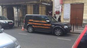 В Иркутске машину генконсульства Польши раскрасили в цвета георгиевской ленты