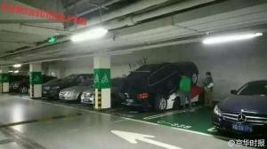 Дамочка припарковала свой Touareg на Porsche 911 