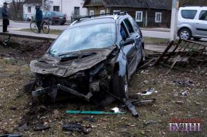 В Пружанах пьяная женщина-водитель разбила Peugeot и снесла забор, пытаясь объехать кота