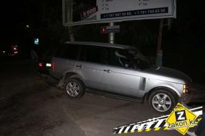 В Алматы BMW после столкновения с Range Rover снес бетонный столб 