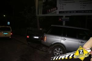 В Алматы BMW после столкновения с Range Rover снес бетонный столб 