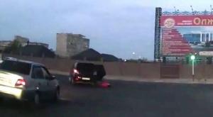 Двухлетняя девочка выпала из движущегося авто в Актау