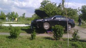 В Киеве Lexus "протаранил" зеленую зону и влетел в парковую скамейку