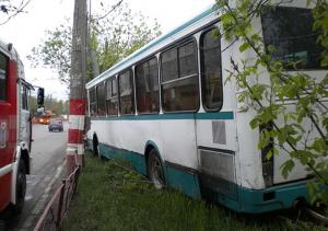 Автобус врезался в столб в Нижнем Новгороде, пострадали восемь человек