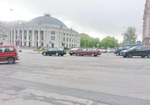 В центре Минска Bentley столкнулся со стареньким Passat. Оба водителя "ехали на зеленый"