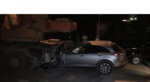 Infiniti влетел в автокран в Алматы