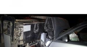 Infiniti влетел в автокран в Алматы 