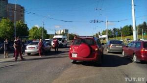 В Минске пьяный бесправник на Daewoo протаранил два автомобиля и опрокинулся 