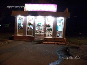 ДТП в Киеве: на Луговой Honda Civic врезался в цветочный киоск 