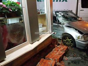 ДТП в Киеве: на Луговой Honda Civic врезался в цветочный киоск 