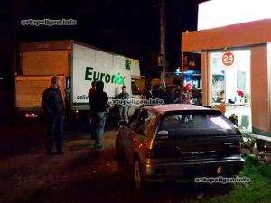 ДТП в Киеве: на Луговой Honda Civic врезался в цветочный киоск 