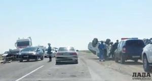В Мангистау в результате столкновения опрокинулся автомобиль
