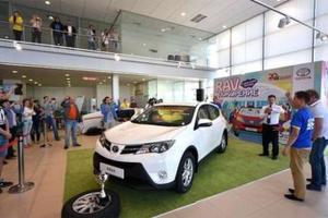 В Красноярске в салоне Toyota RAV4 разместили 41 студента для установления мирового рекорда