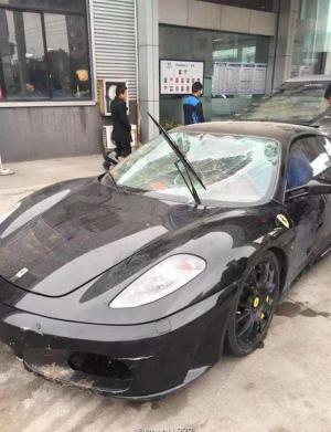 Богатый китаец въехал в реку на эксклюзивном Ferrari 