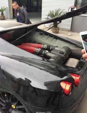 Богатый китаец въехал в реку на эксклюзивном Ferrari 