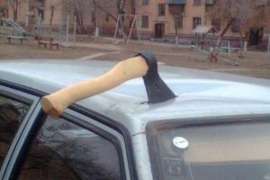 Водитель после ДТП в Актау напал на женщину с топором