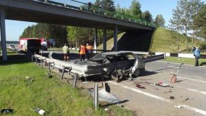На трассе М1 Renault "прошило" отбойником: погибли два человека