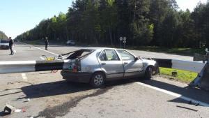 На трассе М1 Renault "прошило" отбойником: погибли два человека 