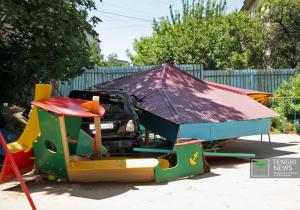 Врезавшийся в детскую площадку внедорожник насмерть сбил 5-летнего ребенка в Алматы