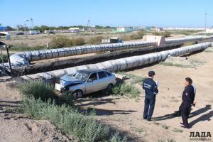 В Актау автомобиль протаранил трубопровод питьевой воды 