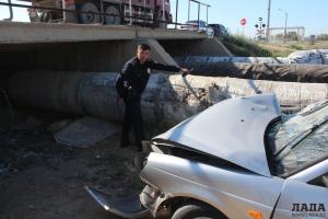 В Актау автомобиль протаранил трубопровод питьевой воды 