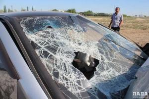 В Актау автомобиль протаранил трубопровод питьевой воды 