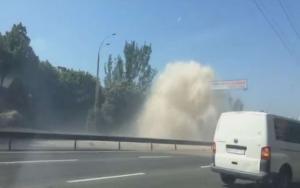 В Киеве из-за прорыва трубы 10-метровый «гейзер» залил дорогу кипятком