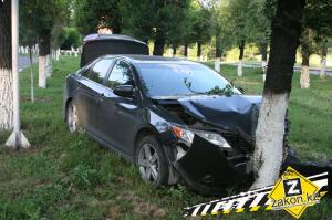 Водитель Toyota в Алматы "не вписался" в поворот и врезался в дерево