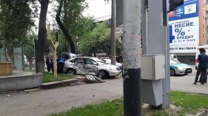 Инкассаторский фургон столкнулся с Lexus в центре Алматы 