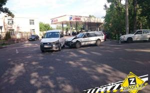 В Алматы Mazda врезалась в микроавтобус выехавший с заправки 
