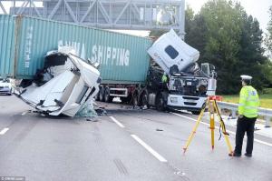 Полиция оштрафовала 20 водителей за съемку ДТП на телефоны