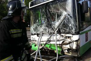 В Москве автобус врезался в остановку с людьми, погиб ребенок