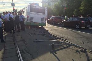 В Москве автобус врезался в остановку с людьми погиб ребенок 