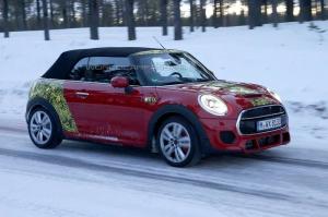 «Горячий» кабриолет Mini попался на глаза папарацци