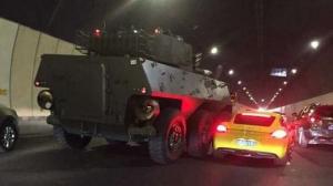 Porsche Cayman и китайский БТР схлестнулись на дороге в неравном бою