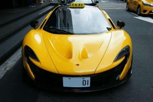 Необычное такси: на Тайване в «шашечки» облачился гиперкар McLaren P1