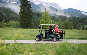 Ангела Меркель ездит на заседания саммита G7 в гольф-каре