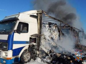 В Орше сгорела фура перевозившая 12 тонн льноволокна 
