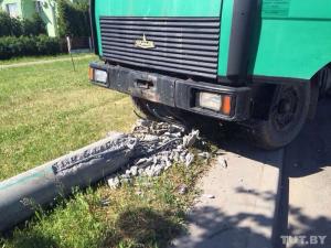 В Минске у МАЗа отказали тормоза: грузовик врезался в столб