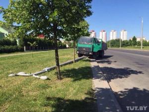 В Минске у МАЗа отказали тормоза: грузовик врезался в столб 