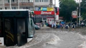 Сильный ливень затопил Симферополь - люди и машины передвигаются вплавь