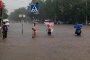Сильный ливень затопил Симферополь - люди и машины передвигаются вплавь 