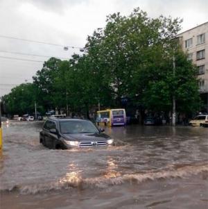 Сильный ливень затопил Симферополь - люди и машины передвигаются вплавь 