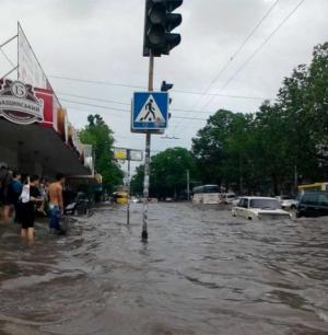 Сильный ливень затопил Симферополь - люди и машины передвигаются вплавь 