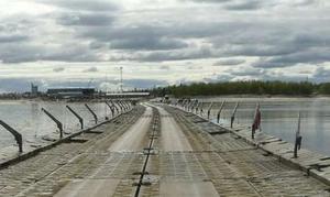 У поселка Уренгой начала работать понтонно-мостовая переправа через реку Пур