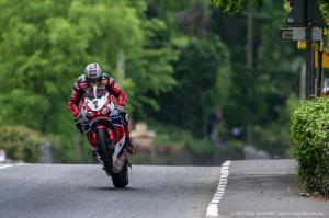 Турист Трофи 2015: Джон МакГиннес выиграл гонку Senior TT