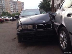 В столичном дворе пьяный водитель BMW сбил пенсионера, протащил его 5 метров и врезался в Peugeot