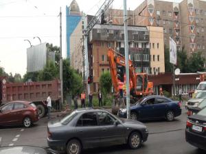 Асфальт провалился на улице Толе би в Алматы 