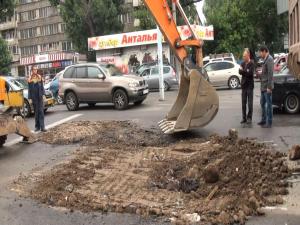Асфальт провалился на улице Толе би в Алматы 